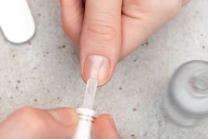 Guida completa su come rimuovere il gel senza danneggiare le unghie: consigli pratici e metodi efficaci